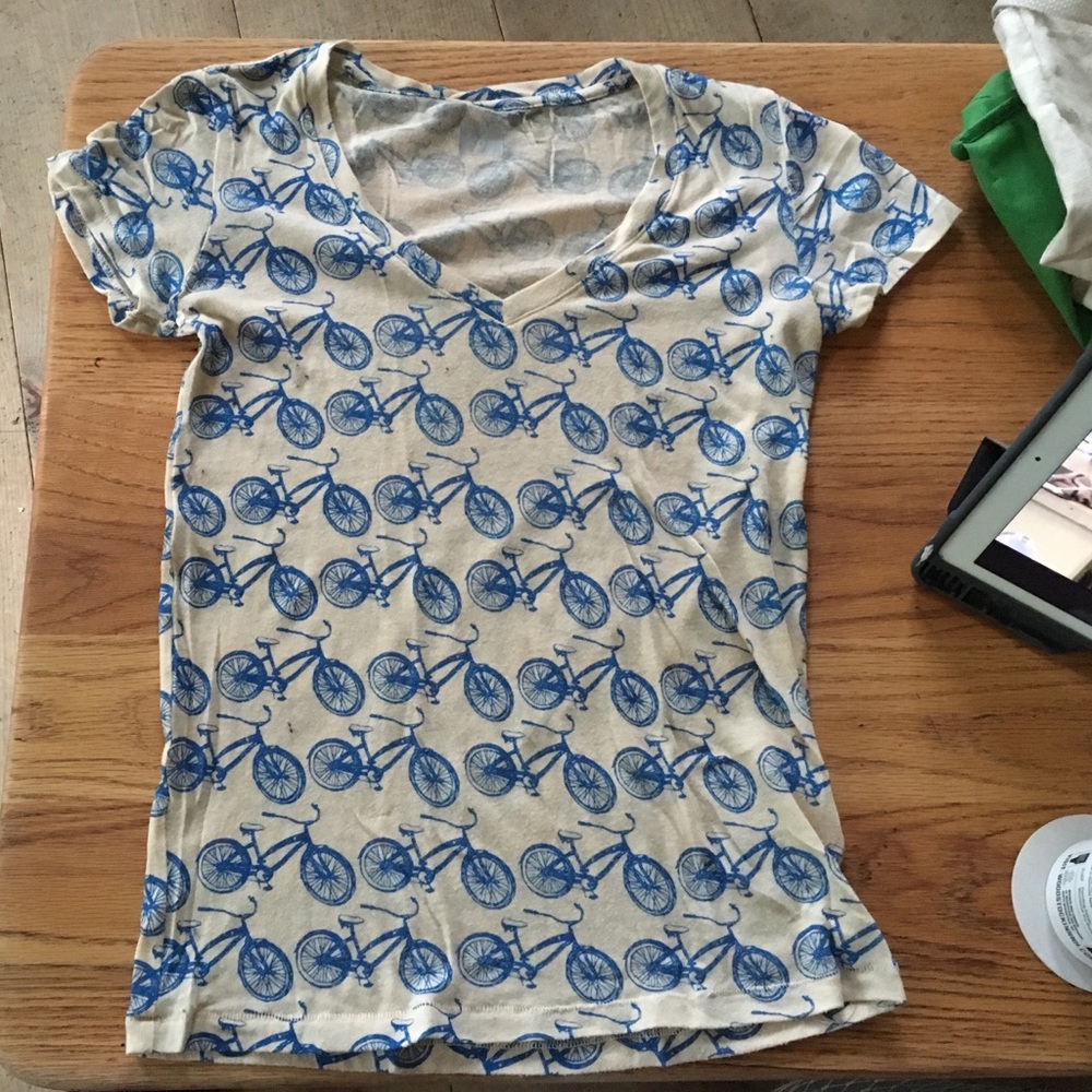 BDG XS like new V-neck t shirt 👕 BICYCLES 🚲!!